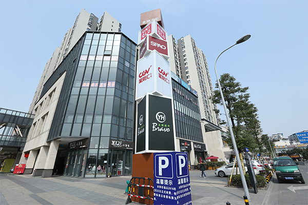 商業(yè)街中精神堡壘應(yīng)當(dāng)怎樣選擇？--【巨匠標(biāo)識，標(biāo)識制作廠家】