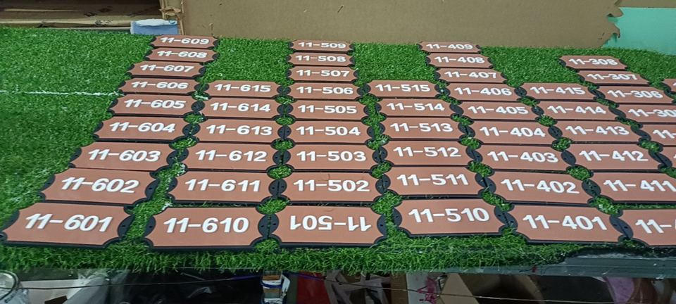 辦公室門牌、科室牌制作怎么選擇材質(zhì)？——【巨匠標(biāo)識，標(biāo)識制作廠家】 