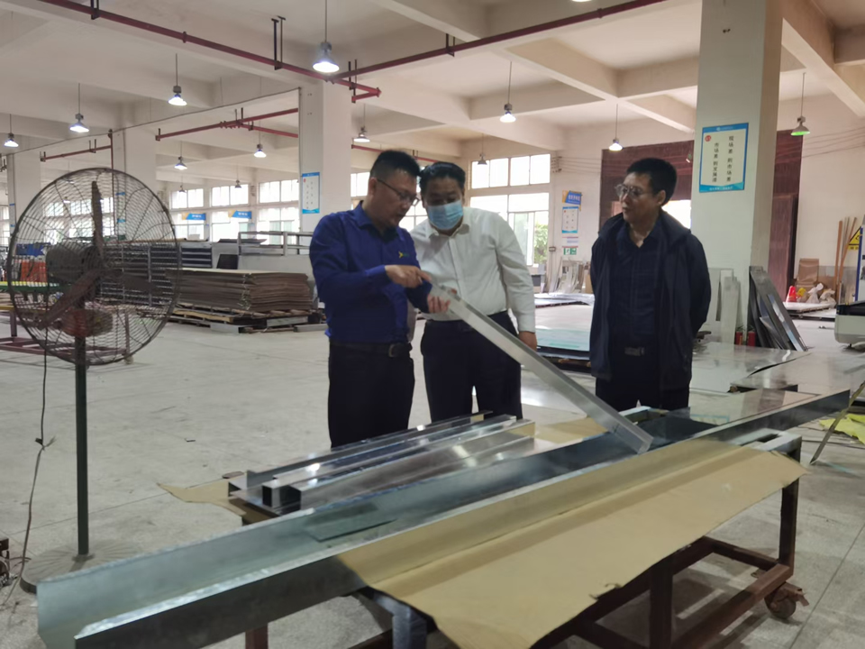 廖總帶甲方領(lǐng)導(dǎo)參觀標(biāo)識(shí)工廠，得到領(lǐng)導(dǎo)們高度認(rèn)可--【好標(biāo)識(shí).巨匠造】