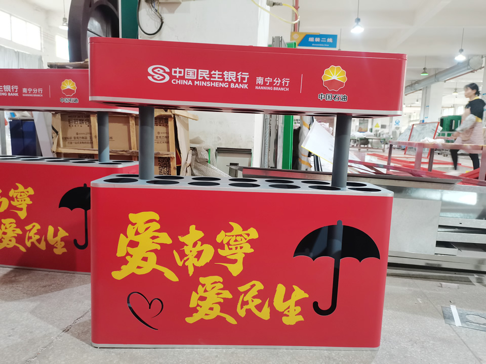  這樣的不銹鋼雨傘放置架大家都見(jiàn)過(guò)嗎?--【巨匠標(biāo)識(shí)，標(biāo)識(shí)制作廠(chǎng)家】